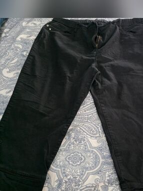 4/$25 Women’s Black Capris Pants - Classic Pull-On Style